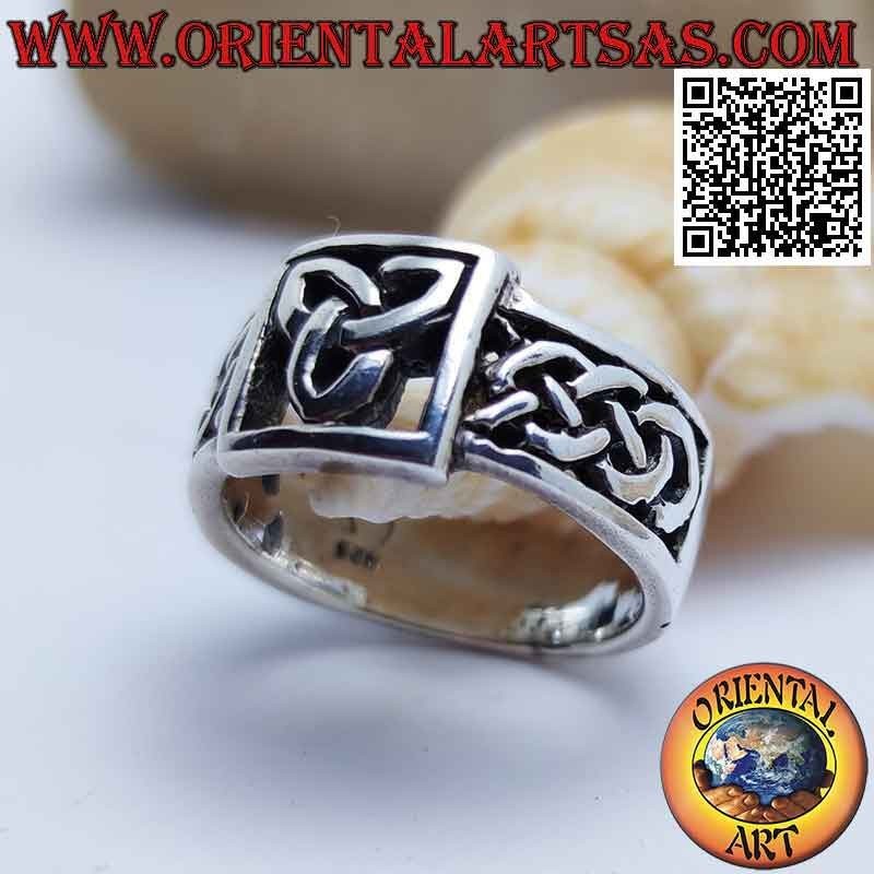 Bague en argent avec triquetra ajouré dans le carré et entrelacs celtiques sur les côtés