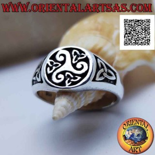 Bague ronde en argent avec triskell central et triquetra autour et sur les côtés en bas-relief