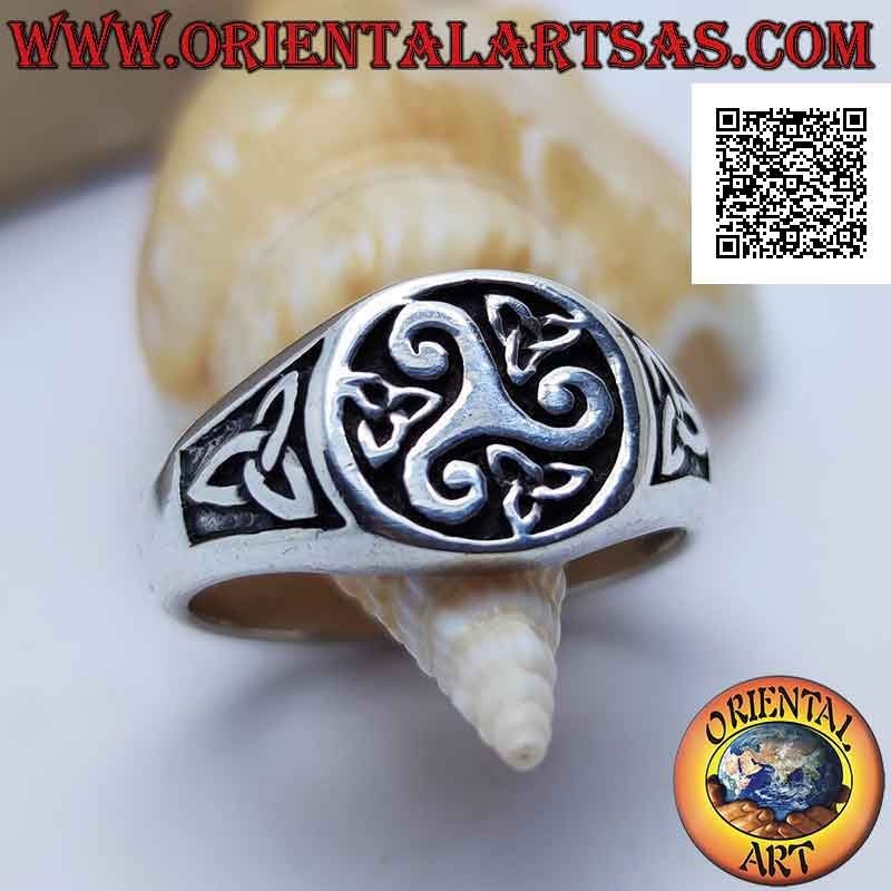 Anillo de plata redondo con triskell central y triquetra alrededor y a los lados en bajorrelieve