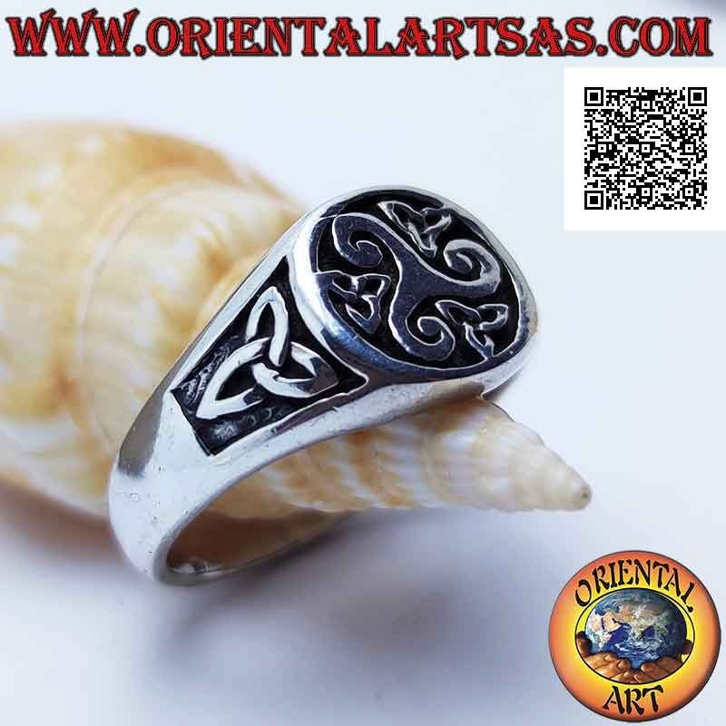 Bague ronde en argent avec triskell central et triquetra autour et sur les côtés en bas-relief