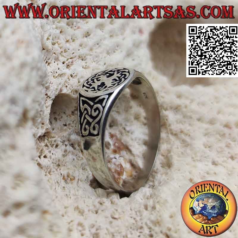 Anillo de plata con sello redondo de San Miguel y nudos celtas
