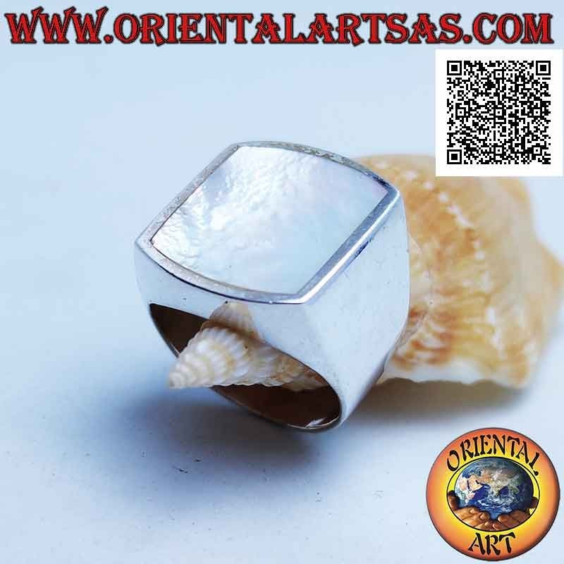Bague en argent avec nacre rectangulaire recourbée sur deux côtés au ras du bord sur une monture lisse