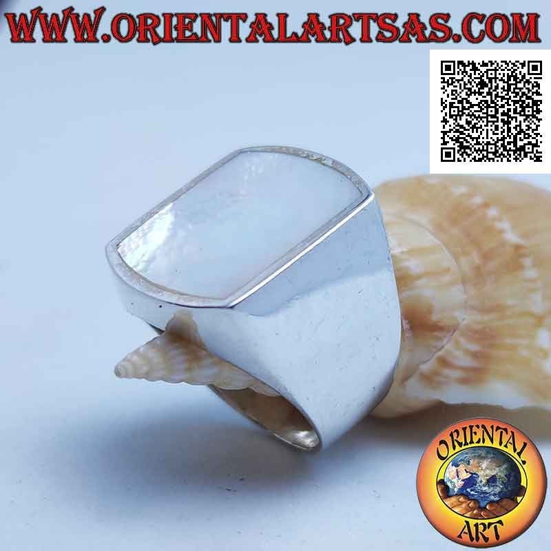 Anello in argento con madreperla rettangolare curva su due lati a filo bordo su montatura liscia