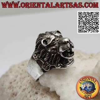 Anello in argento, scudo con testa di leone in altorilievo rifinita nei dettagli