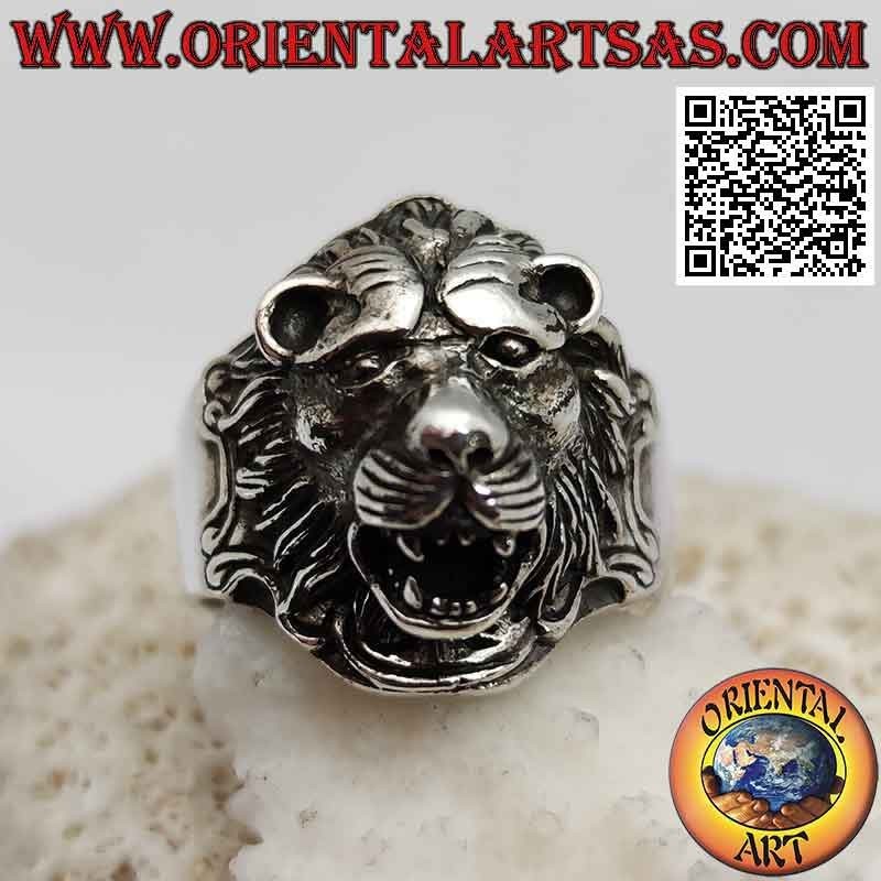 Silver ring, shield with lion's head in high relief finished in detail