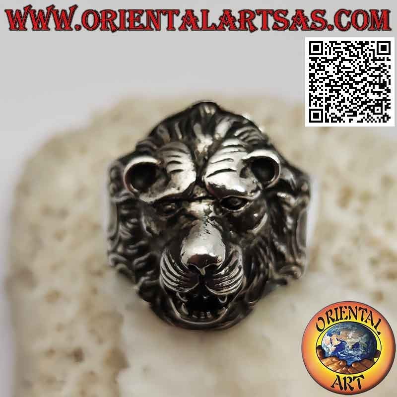 Bague en argent, bouclier avec tête de lion en haut relief fini en détail
