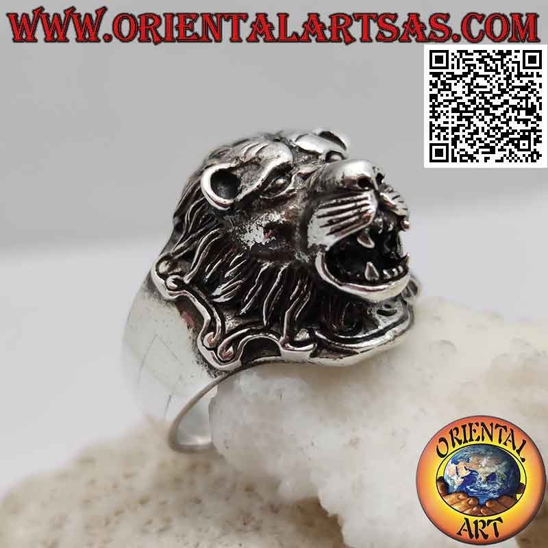 Bague en argent, bouclier avec tête de lion en haut relief fini en détail