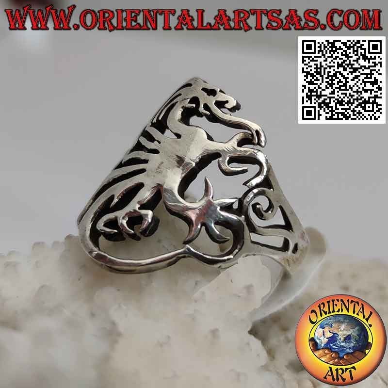Anillo de plata perforada con grifo estilizado liso