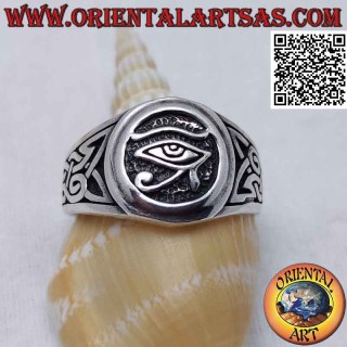 Anello in argento, occhio di Horus e nodi celtici sui lati in bassorilievo