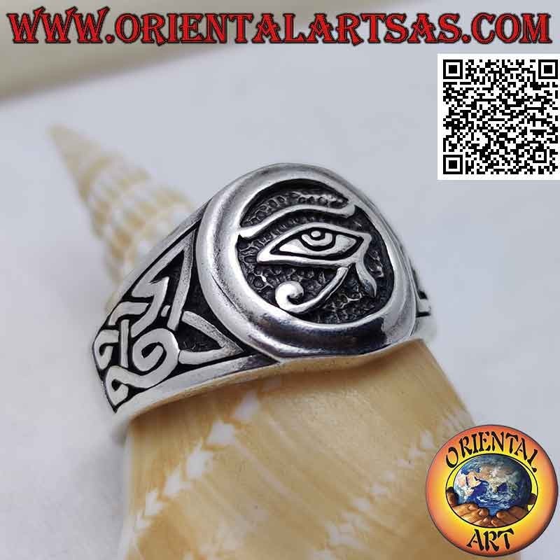 Anello in argento, occhio di Horus e nodi celtici sui lati in bassorilievo