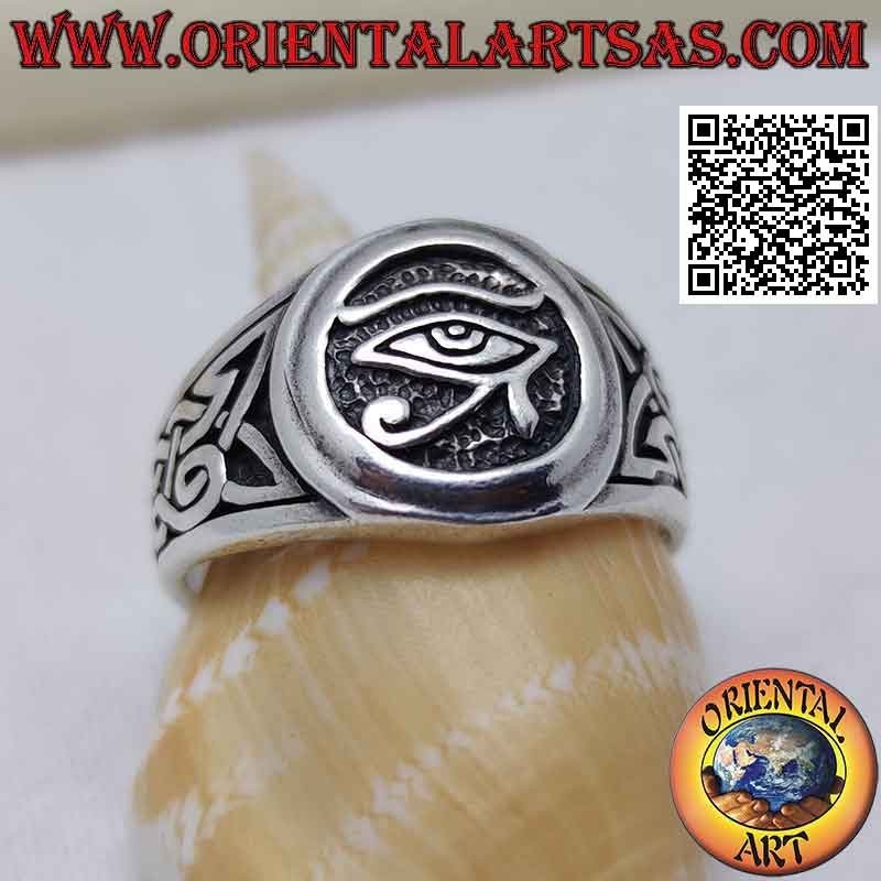 Anello in argento, occhio di Horus e nodi celtici sui lati in bassorilievo