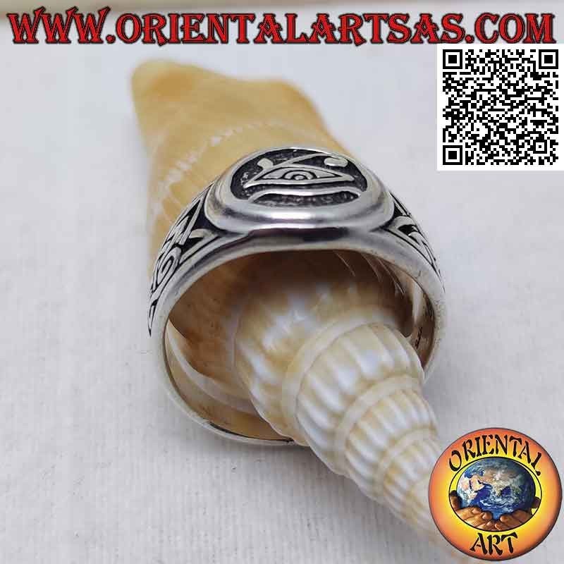 Anello in argento, occhio di Horus e nodi celtici sui lati in bassorilievo
