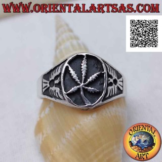 Bague en argent avec feuille de marijuana dans l'ovale en bas-relief et aigle sur les côtés