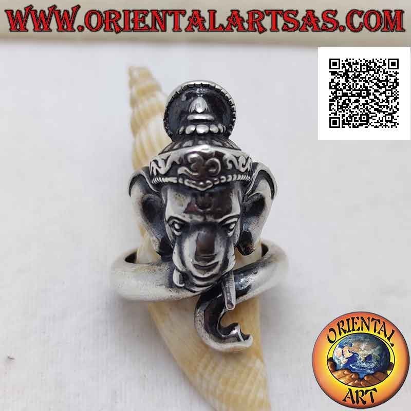 Anillo de plata en forma de cabeza de Ganesh con sílaba sánscrita "ॐ" Oṃ en la frente