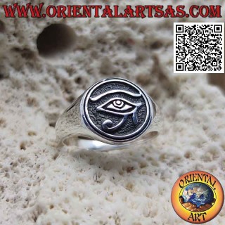 Bague en argent lisse avec oeil d'Horus dans le cercle en bas-relief