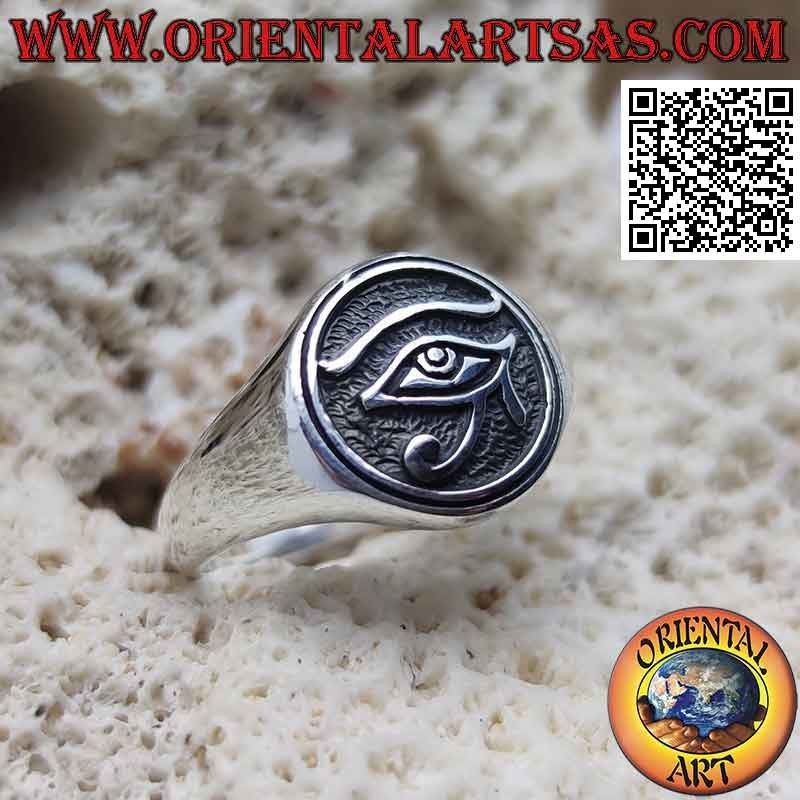 Glatter silberner Ring mit Horusauge im Kreis im Basrelief