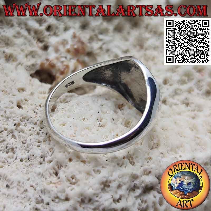 Bague en argent lisse avec oeil d'Horus dans le cercle en bas-relief
