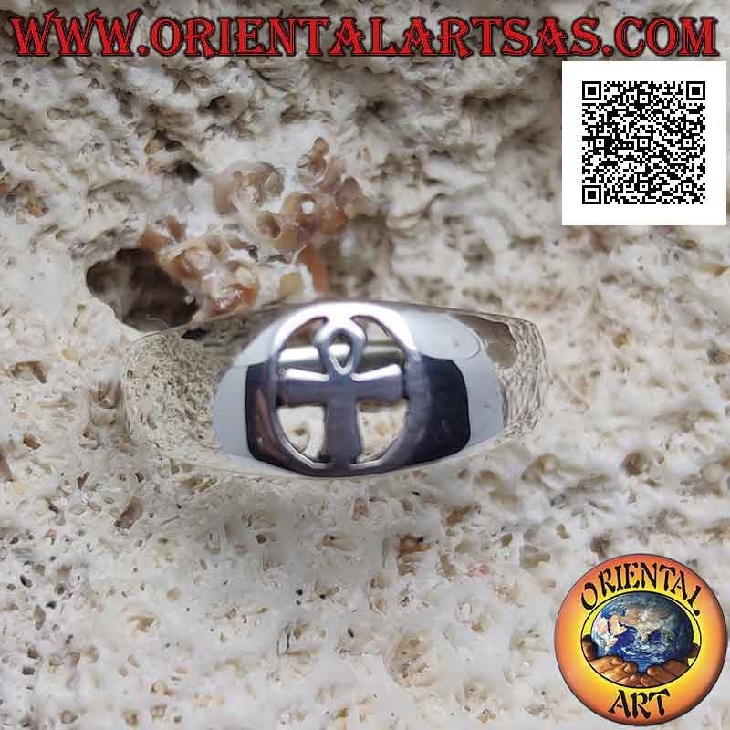 Anillo de plata lisa con Ankh (llave de la vida o cruz ansata) en el círculo perforado