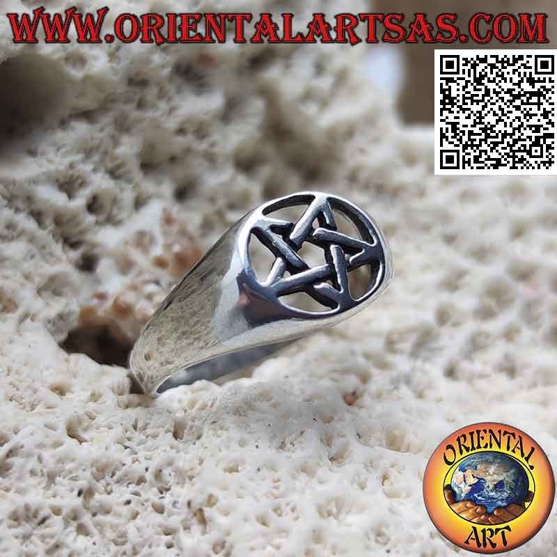 Glatter Silberring mit glattem Pentagramm im horizontalen perforierten Oval