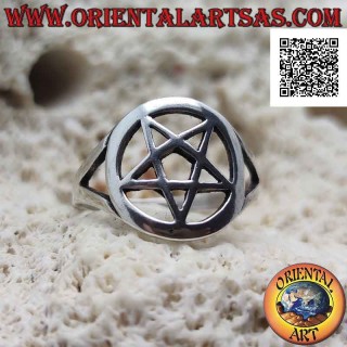 Anillo de plata con pentáculo liso en el círculo perforado unido a dos (redondeado)