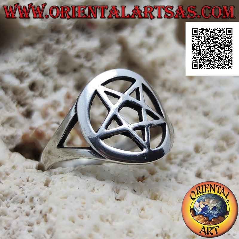 Anillo de plata con pentáculo liso en el círculo perforado unido a dos (redondeado)