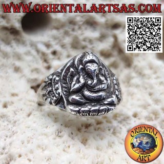 Anello in argento con Ganesh seduto in altorilievo e corona sui lati