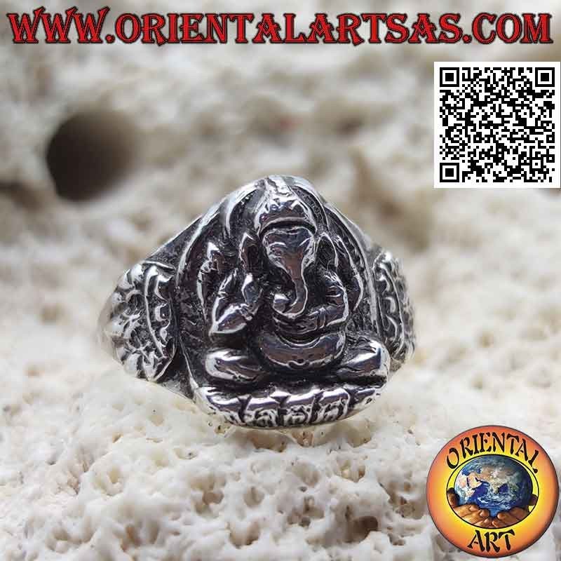 Anillo de plata con Ganesh sentado en alto relieve y corona a los lados