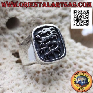 Anillo de plata lisa con lindworm (dragón) en el rectángulo curvo en bajorrelieve