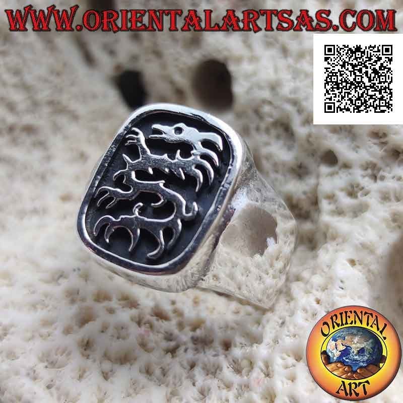 Anillo de plata lisa con lindworm (dragón) en el rectángulo curvo en bajorrelieve