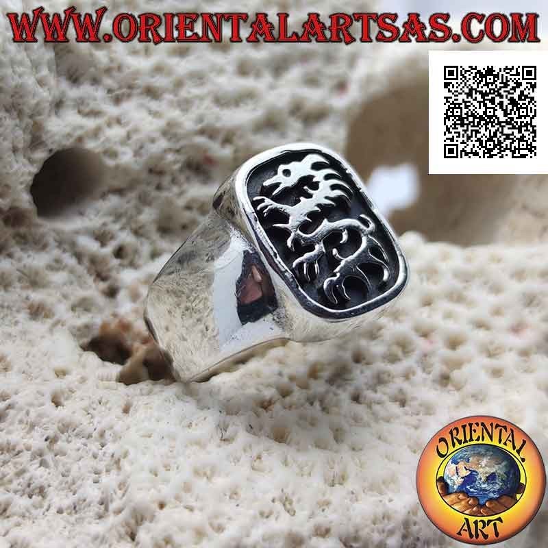 Anillo de plata lisa con lindworm (dragón) en el rectángulo curvo en bajorrelieve