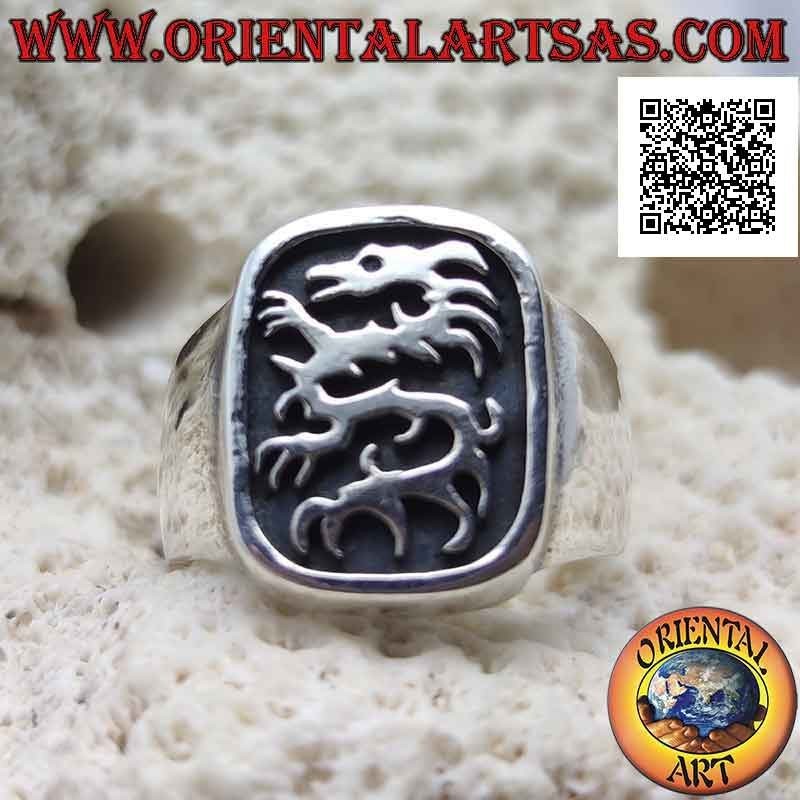 Anillo de plata lisa con lindworm (dragón) en el rectángulo curvo en bajorrelieve