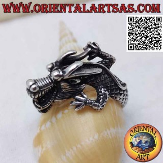 Anello in argento a forma di drago nepalese avvolgente con muso ringhiante