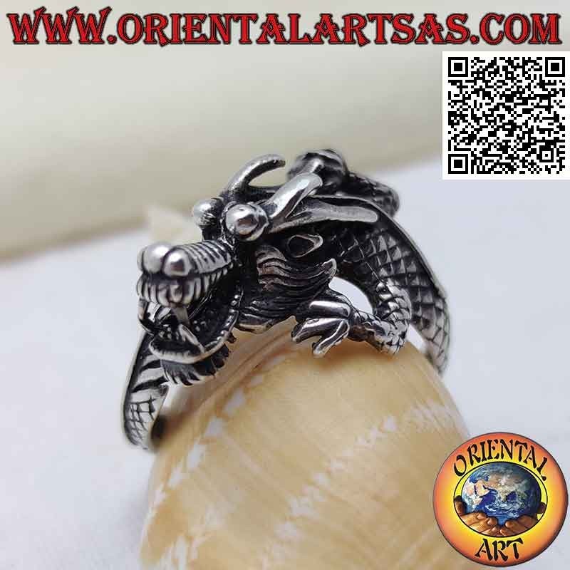 Bague en argent en forme de dragon népalais enveloppant avec un museau grondant