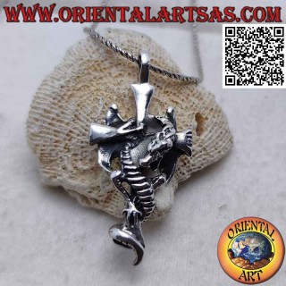 Colgante de plata con cruz latina lisa con dragón alado aferrado