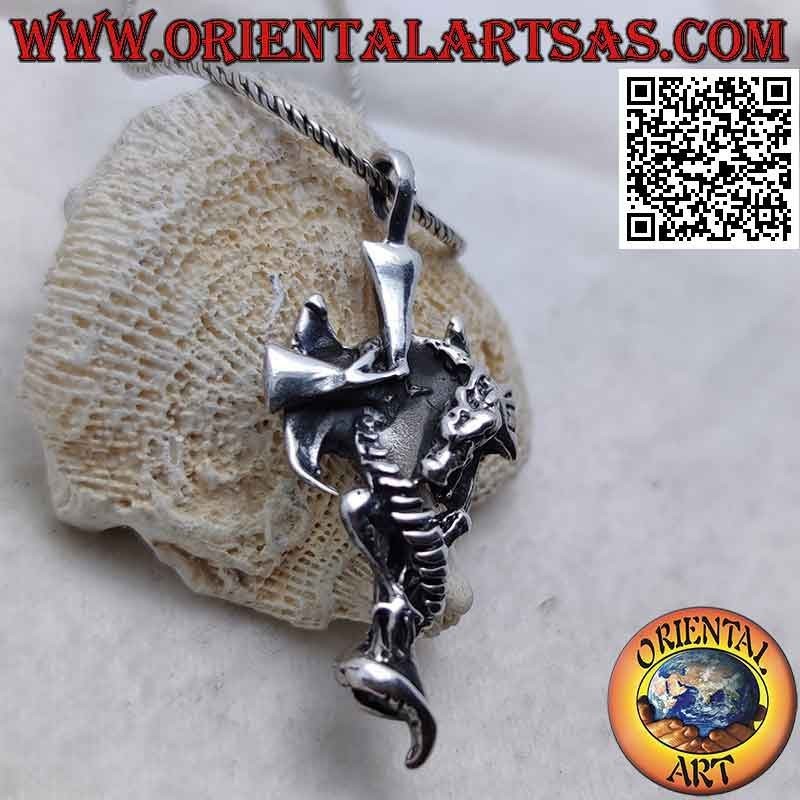 Pendentif croix latine lisse en argent avec dragon ailé accroché