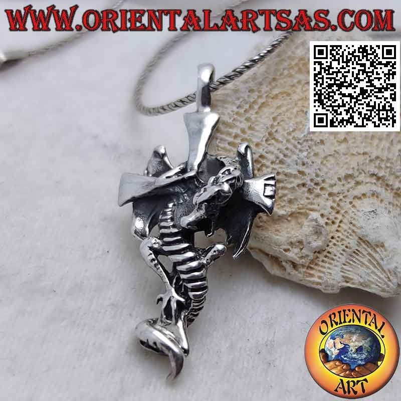Colgante de plata con cruz latina lisa con dragón alado aferrado
