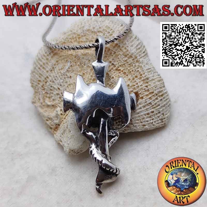 Pendentif croix latine lisse en argent avec dragon ailé accroché