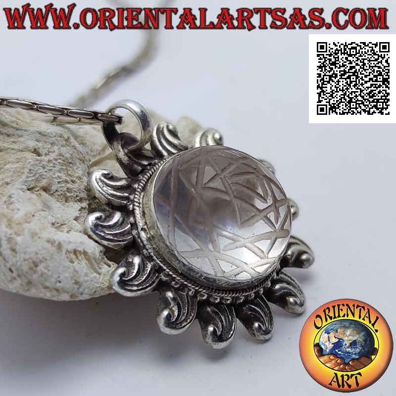 Ciondolo in argento a forma di sole sagomato con Sri Yantra inciso su cristallo di rocca tondo cabochon centrale