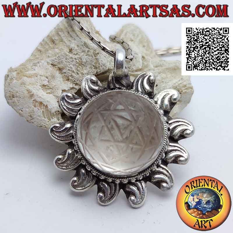 Pendentif en argent en forme de soleil avec Sri Yantra gravé sur cabochon central en cristal de roche rond