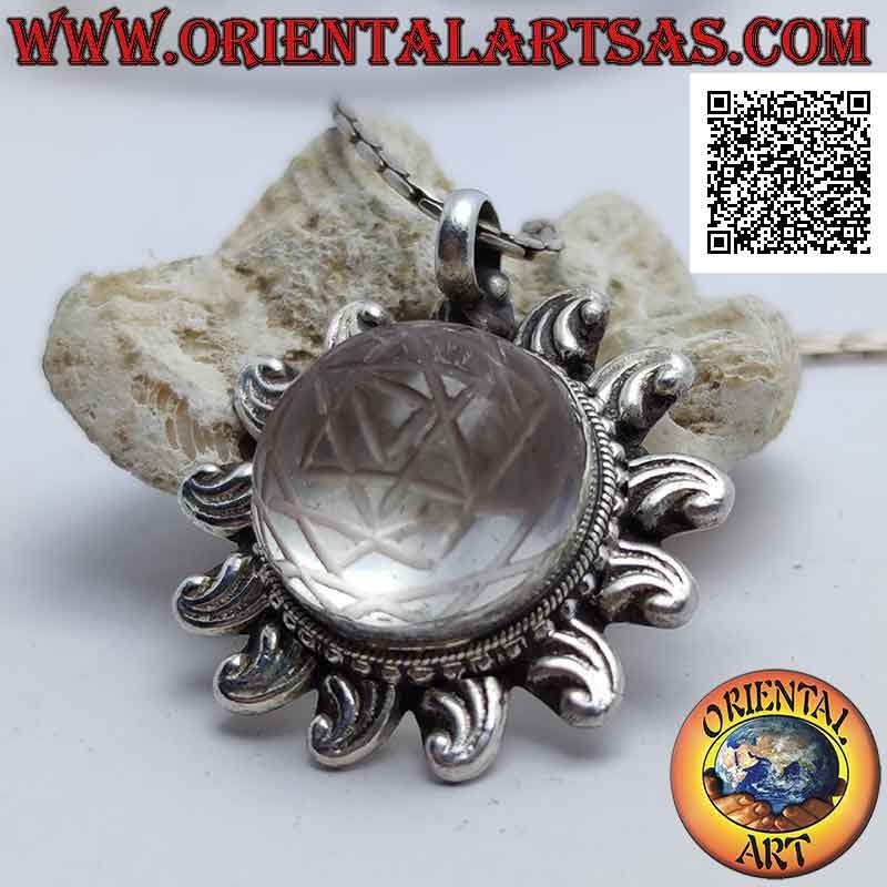 Ciondolo in argento a forma di sole sagomato con Sri Yantra inciso su cristallo di rocca tondo cabochon centrale