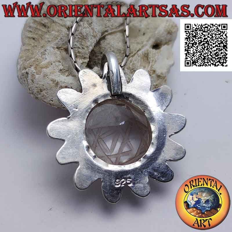 Silberanhänger in Form einer Sonne mit Sri Yantra, eingraviert in einen runden Bergkristall aus zentralem Cabochon
