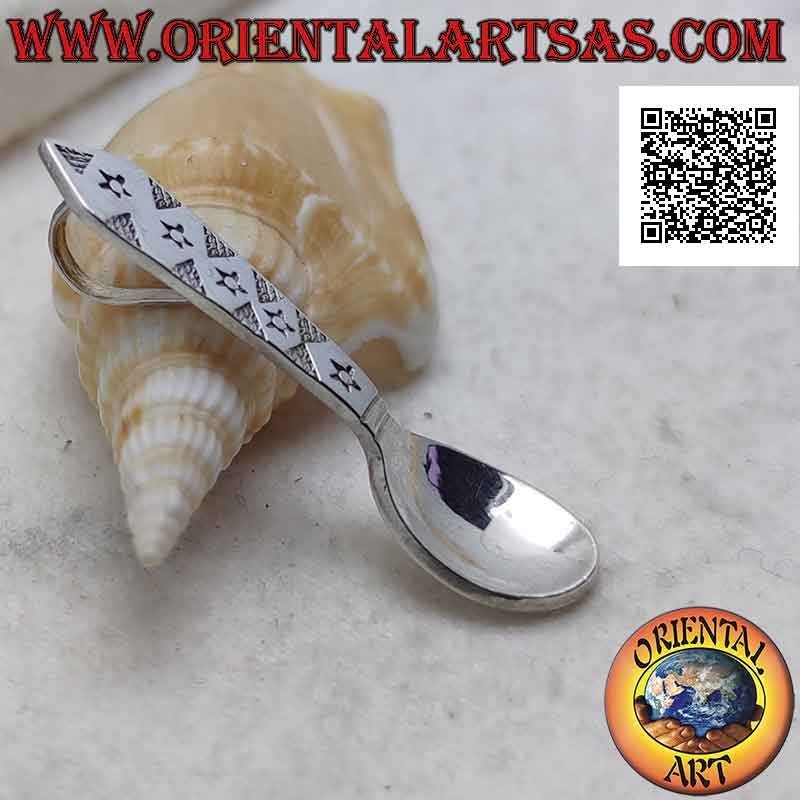 Colgante de plata en forma de cucharadita con estrellas y triángulos rayados grabados