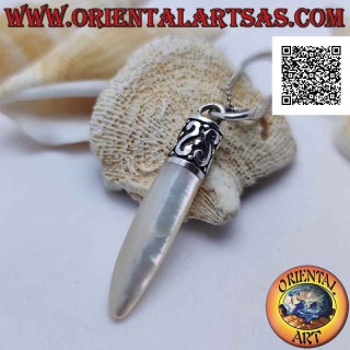 Pendentif en argent avec corne de nacre et crochet avec S en bas-relief