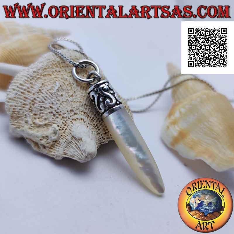 Pendentif en argent avec corne de nacre et crochet avec S en bas-relief
