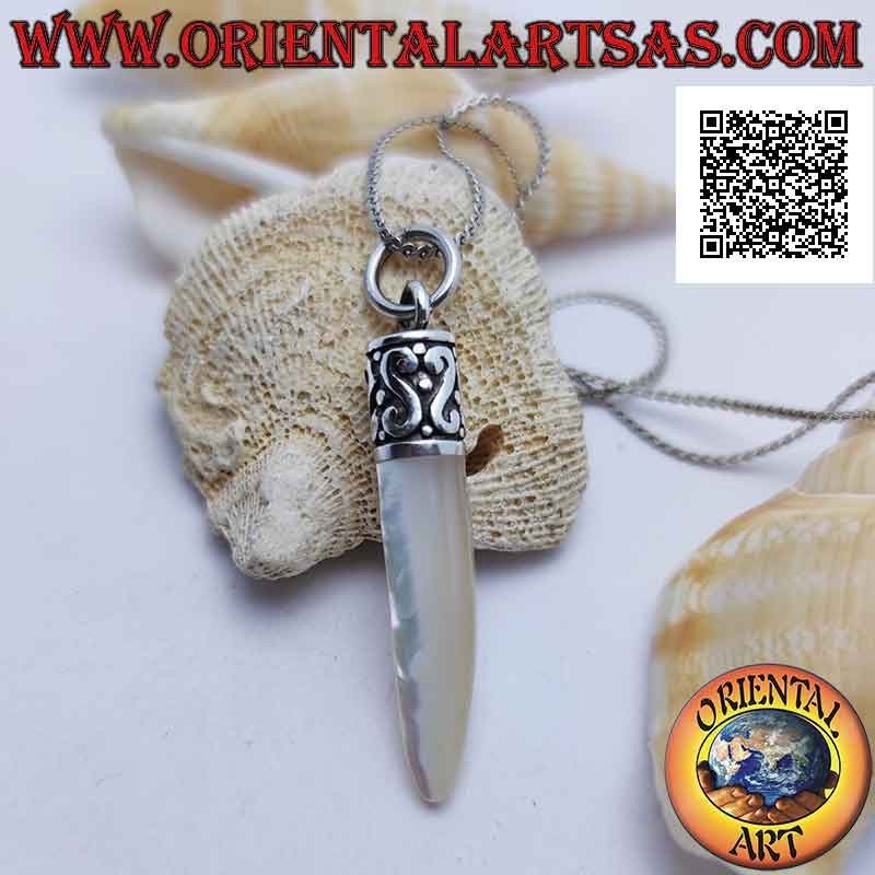 Colgante de plata con cuerno de nácar y gancho con S en bajorrelieve