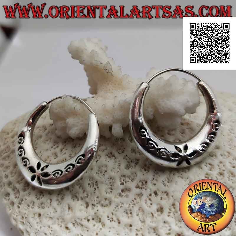 Pendientes de plata, círculos de media luna lisos con margaritas y espirales perforadas