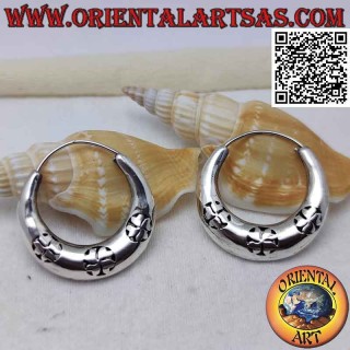 Boucles d'oreilles en argent, cercles lisses en croissant avec trio de fleurs perforées
