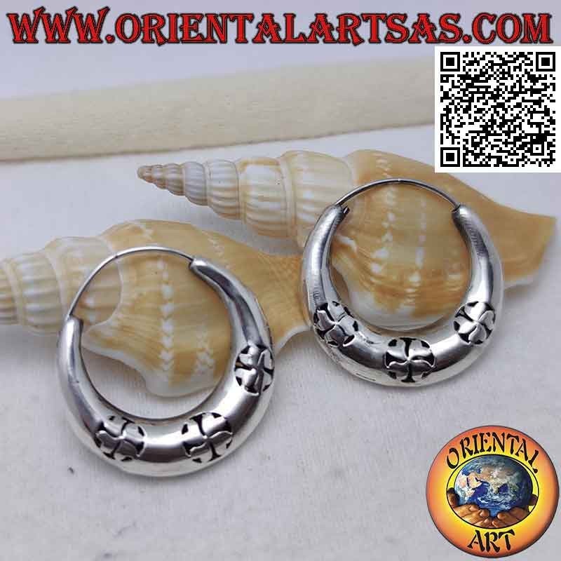Pendientes de plata, círculos de media luna lisos con trío de flores perforadas