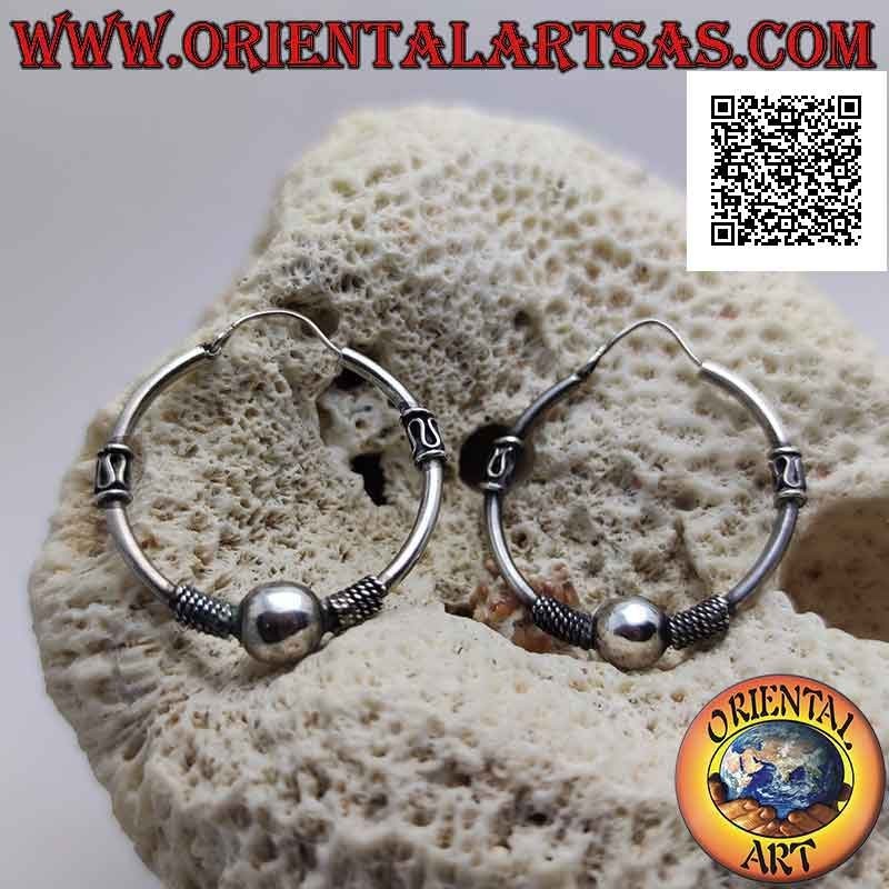 Orecchino in argento, cerchio lavorato pallina tra intreccio e serpentina ai lati, 32 mm