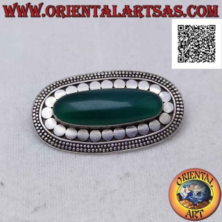 Broche en argent avec agate verte ovale allongée entourée de clous lisses et de deux rangées de disques